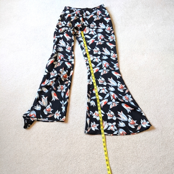 MINKPINK floral flare leg pants size xs - Picture 5 of 6
